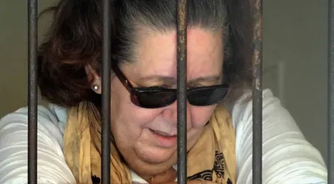 Mulher aguardando execução por pelotão de fuzilamento em Bal