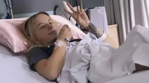 Mulher atlética, de 25 anos, cuja dor nas costas foi diagnos
