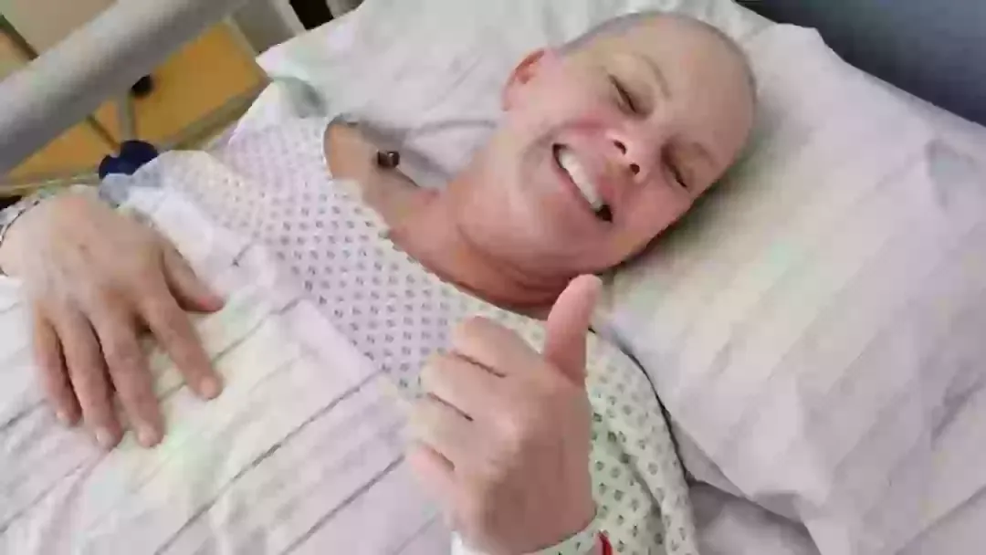 Mulher com câncer de cólon em estágio 4 fala sobre sintoma i