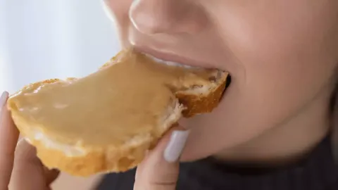 Mulher comeu pasta de amendoim todos os dias por uma semana 