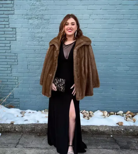 Mulher conheceu um homem em sua despedida de solteira, o convidou para o casamento e acabou se casando com ele no lugar do noivo