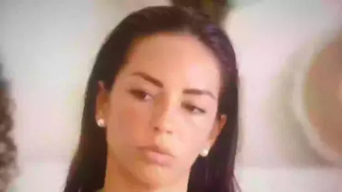 Mulher cujo namorado a observou na cama com outro homem falo
