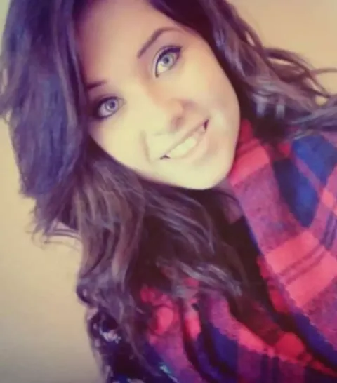 Mulher de 23 anos é encontrada morta em sua cama um ano após