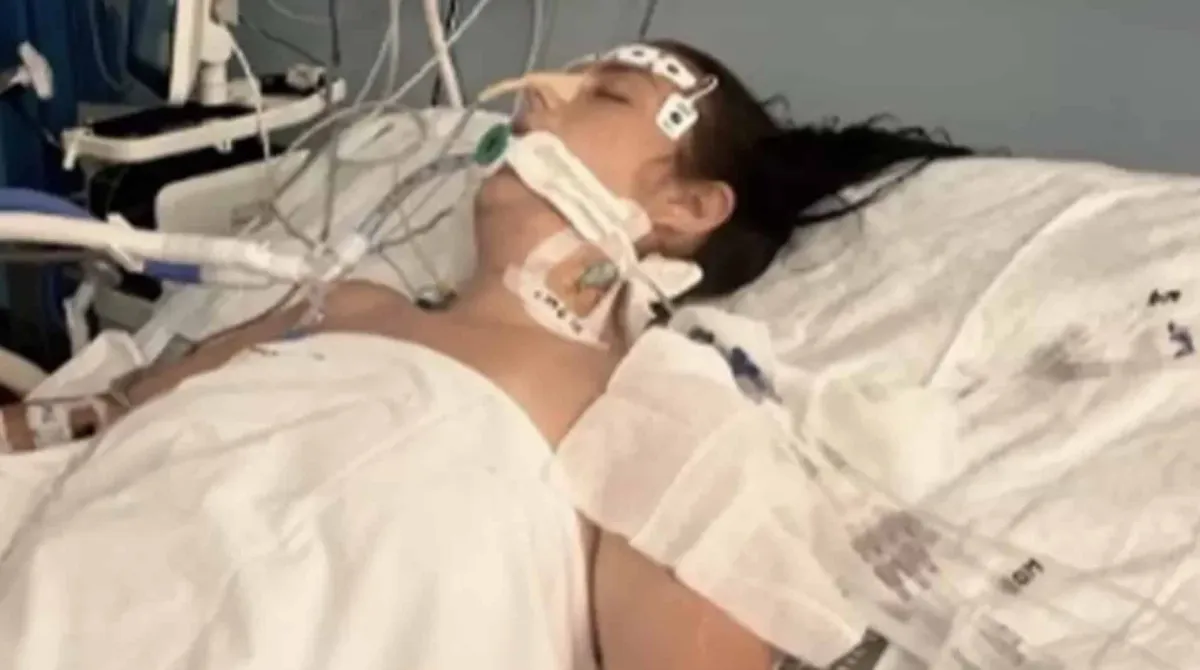 Mulher de 29 anos entra em coma após fazer tatuagem durante