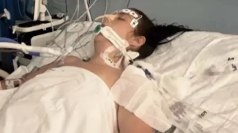 Mulher de 29 anos entra em coma após fazer tatuagem durante 