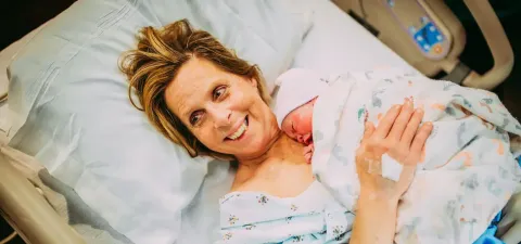 Mulher de 61 anos deu à luz seu próprio neto usando o esperm