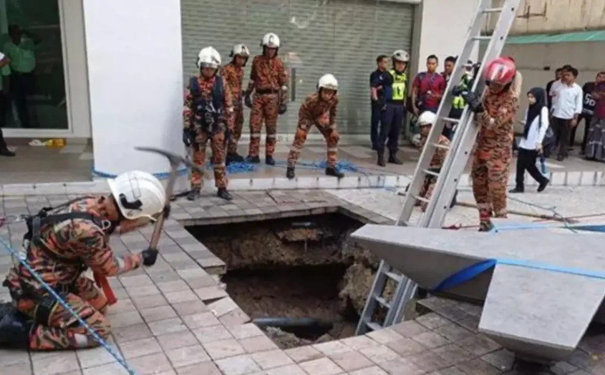 Mulher desaparece em enorme sinkhole e os socorristas não co