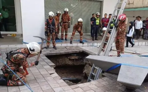 Mulher desaparece em enorme sinkhole e os socorristas não co