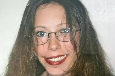 Mulher encontrada morta em apartamento após não ser vista po
