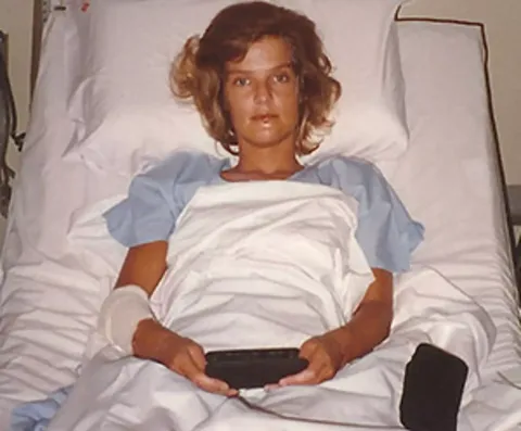 Mulher fez piada arrepiante antes de avião cair e ela sobrev