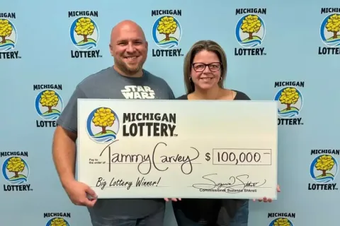Mulher ganha prêmio enorme na loteria após pedir ao ChatGPT 