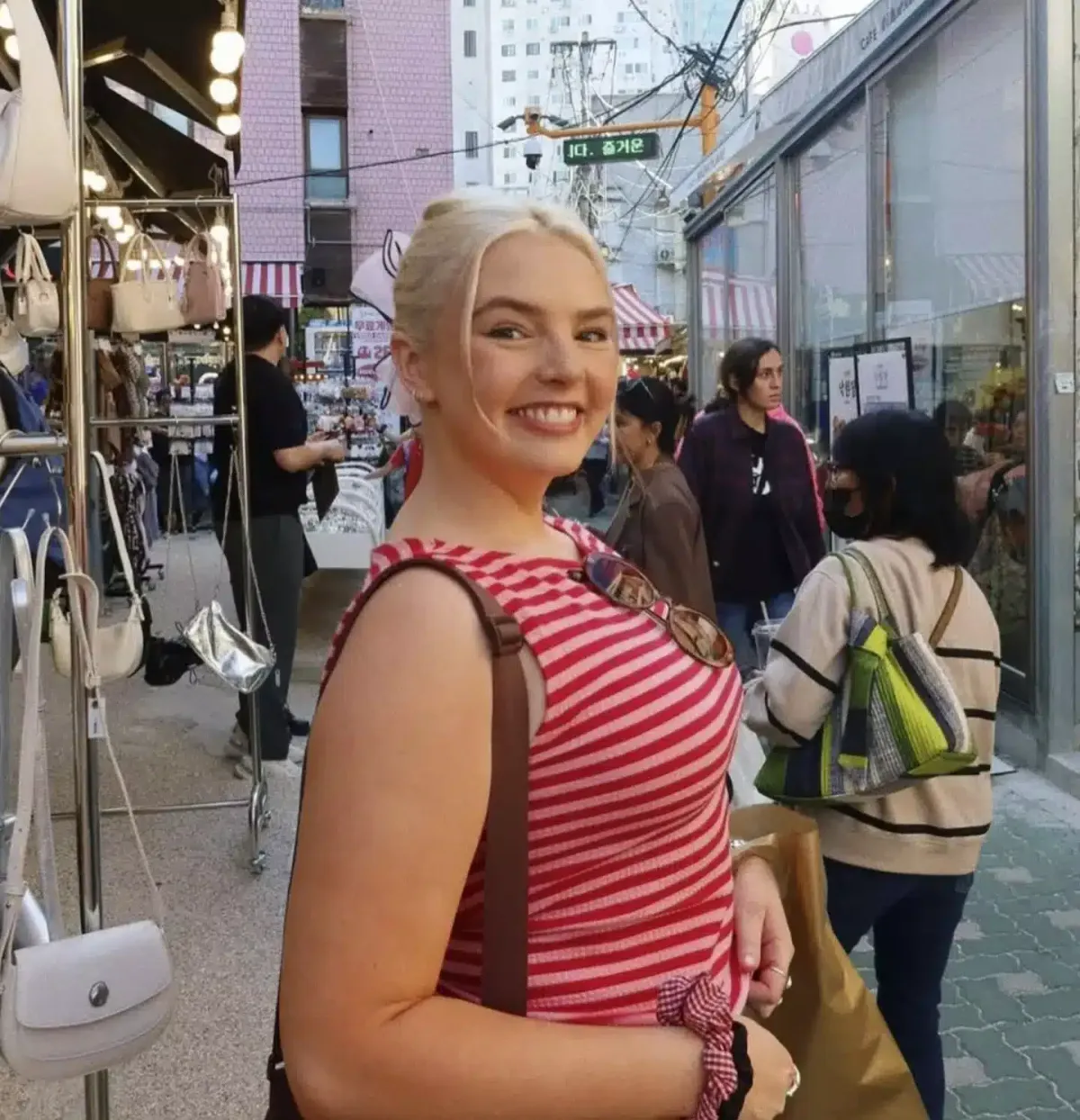 Mulher gera polêmica ao dizer que homens deveriam pagar $ 10