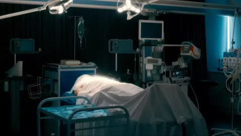 Mulher que morreu por 32 segundos e disse ter visto o futuro faz um alerta aterrador para a humanidade