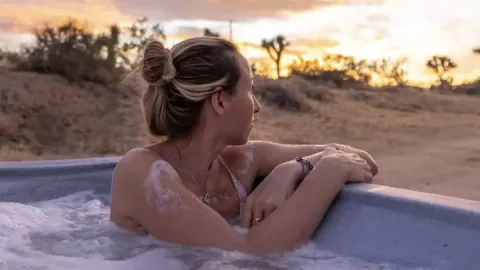 Mulher que participou de um ‘retiro exclusivo do orgasmo’, q