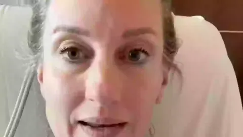 Mulher que sofreu um ataque cardíaco aos 46 anos revela sin