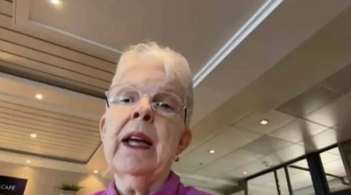 Mulher que vendeu tudo para viver em um navio de cruzeiro ex