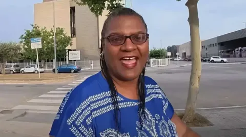 Mulher que vendeu tudo para viver permanentemente em cruzeir