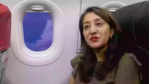 Mulher viaja de avião para o trabalho todos os dias porque é