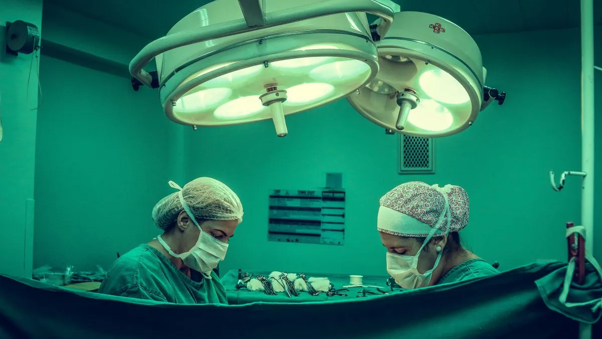 Neurocirurgiã é presa após supostamente permitir que a filha