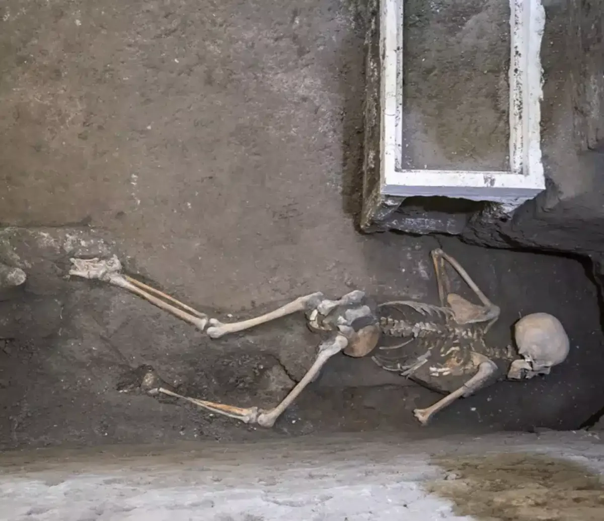 Novas vítimas “presas” de Pompeia são descobertas segurando