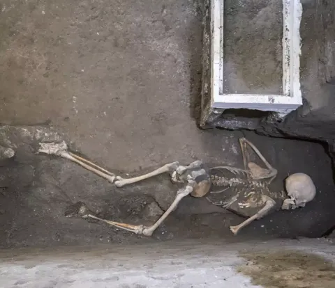 Novas vítimas “presas” de Pompeia são descobertas segurando 