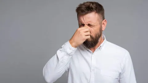 Novo estudo explica por que “cheirar os próprios peidos” poderia melhorar a capacidade cerebral e reduzir as chances de Alzheimer