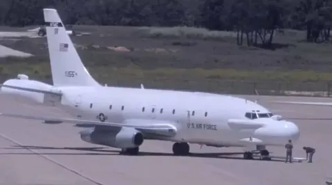 O avião mais secreto do mundo é visto voando sobre a Área 51