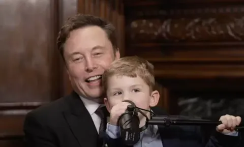 O filho de Elon Musk, X Æ A-Xii, interrompe entrevista e rev
