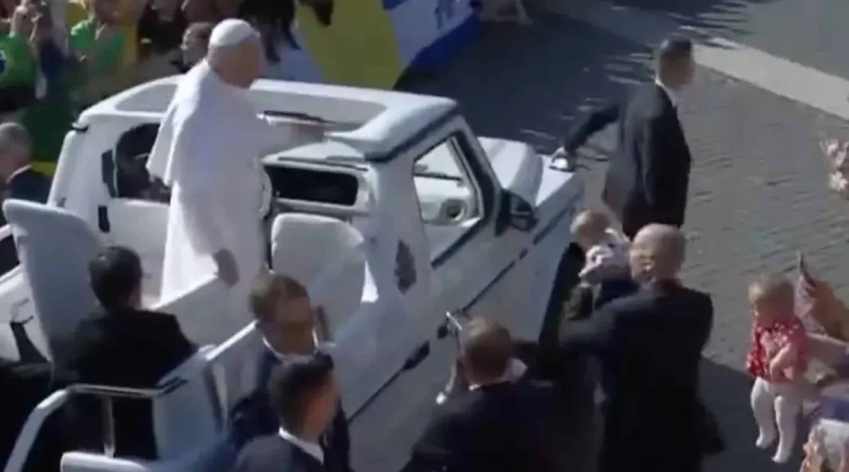 O gesto comovente que o Papa Leão parou para fazer ao dar se