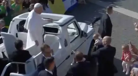 O gesto comovente que o Papa Leão parou para fazer ao dar se