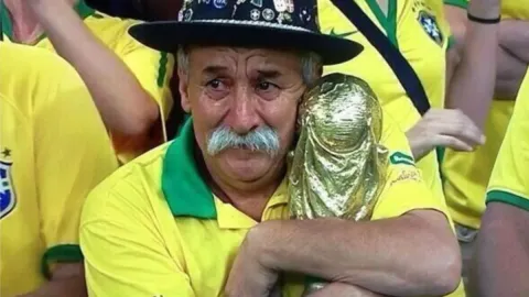 O legado do superfã brasileiro “Gaúcho da Copa” está sendo m