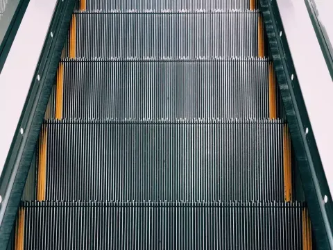 O motivo assustador pelo qual é obrigatório que escadas rola