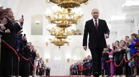 O motivo chocante pelo qual Vladimir Putin anda com um braço