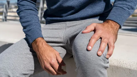O que significa balançar as pernas constantemente, segundo a
