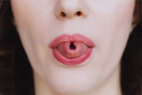 O que significa curvar a língua e o que isso pode dizer sobre a mente, segundo a psicologia