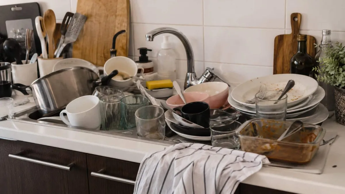 O que significa deixar a louça para depois, segundo a psicol