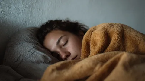 O que significa dormir com a coberta mesmo no calor, segundo