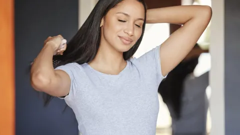 O que significa uma pessoa tocar muito no próprio cabelo enq