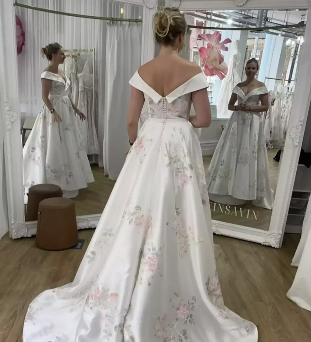 O reflexo perturbador de um vestido de noiva está sendo comp