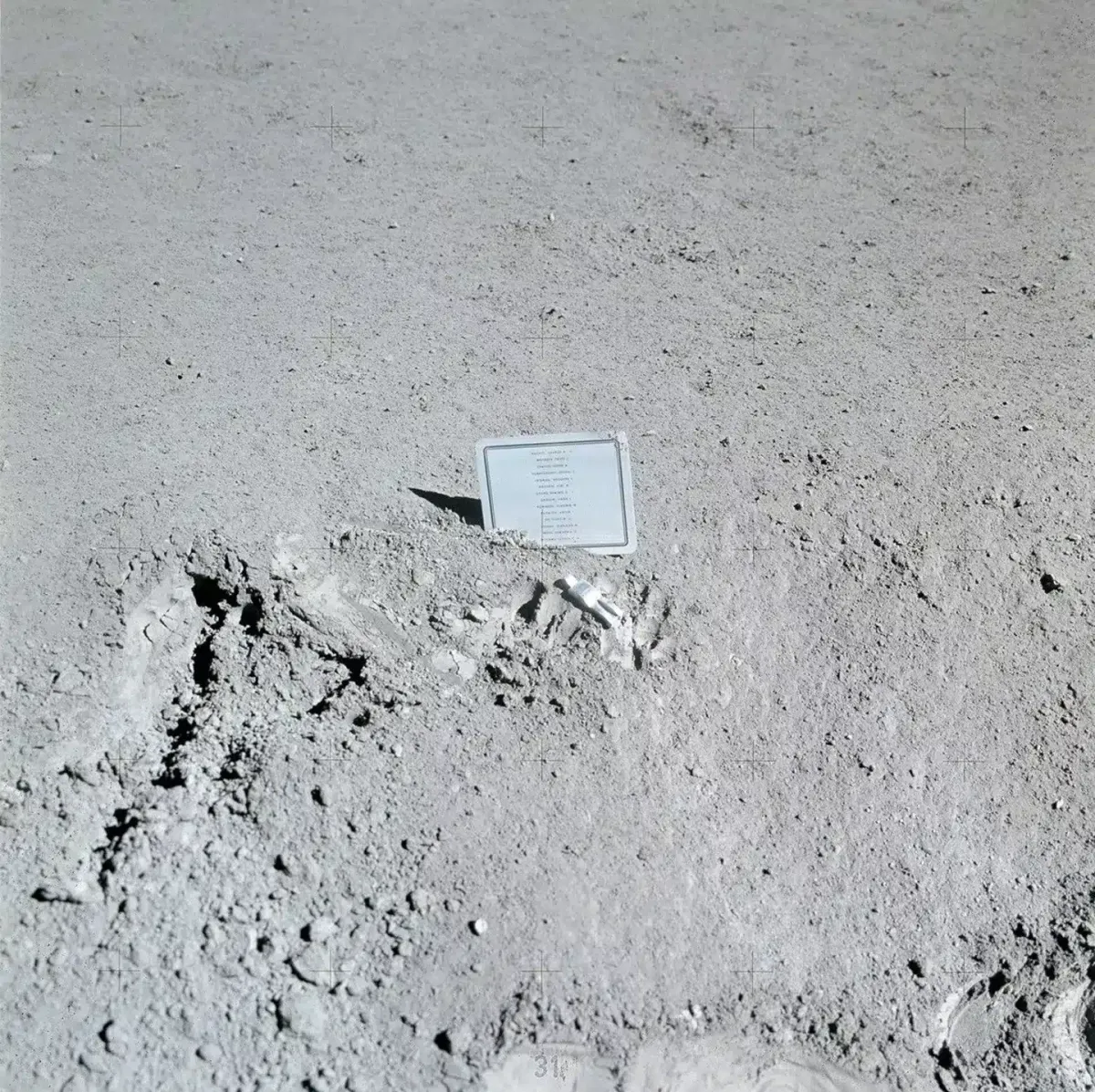 O significado comovente por trás de uma placa na Lua com os