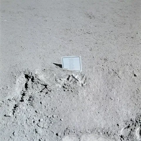 O significado comovente por trás de uma placa na Lua com os 