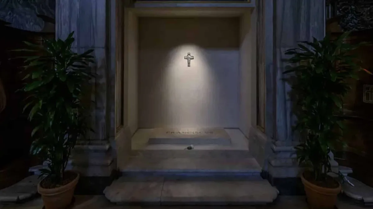 O significado especial por trás da lápide do Papa Francisco,