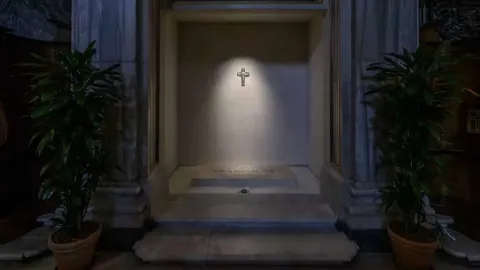 O significado especial por trás da lápide do Papa Francisco,