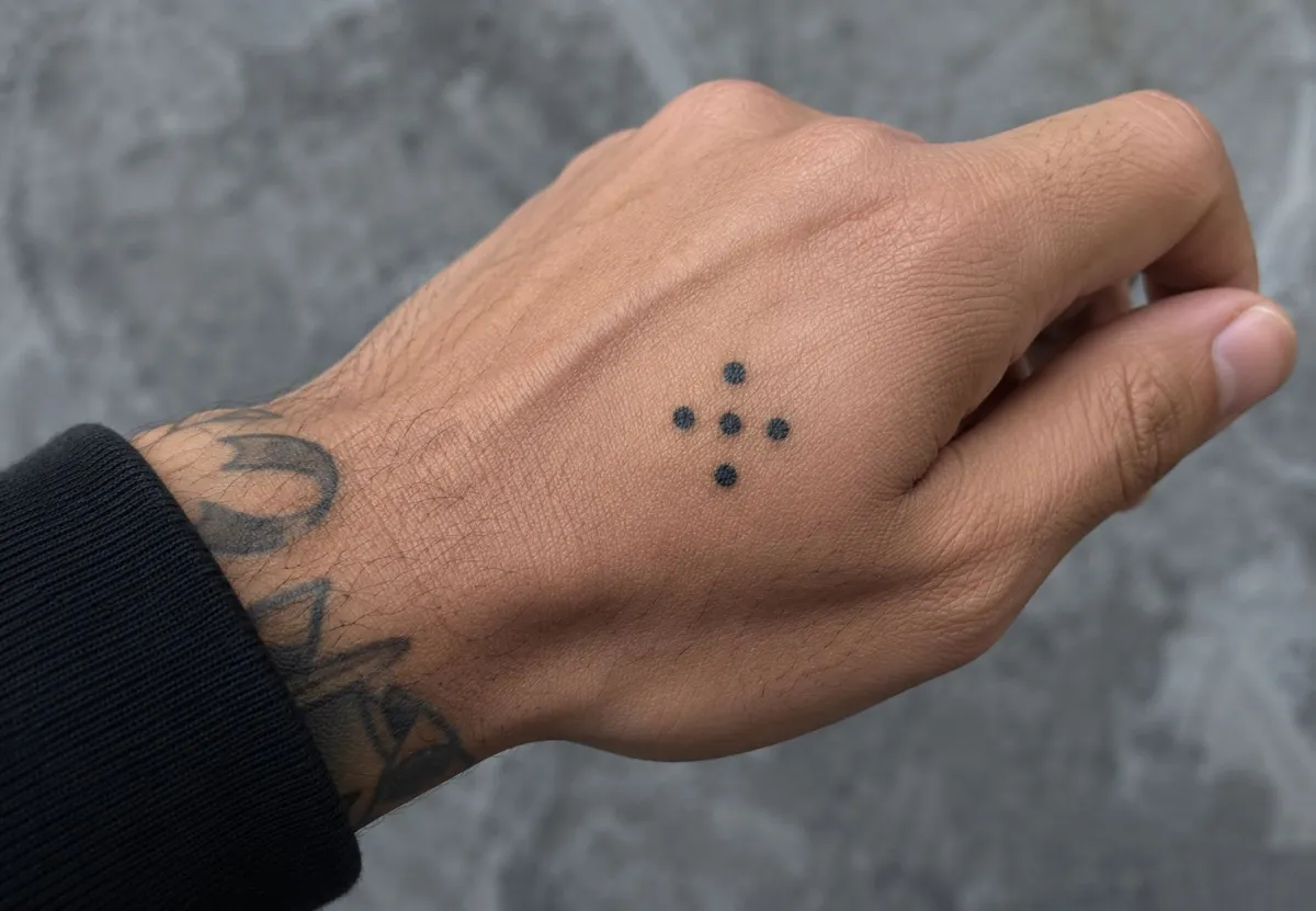 O significado sombrio por trás da tatuagem de cinco pontos,