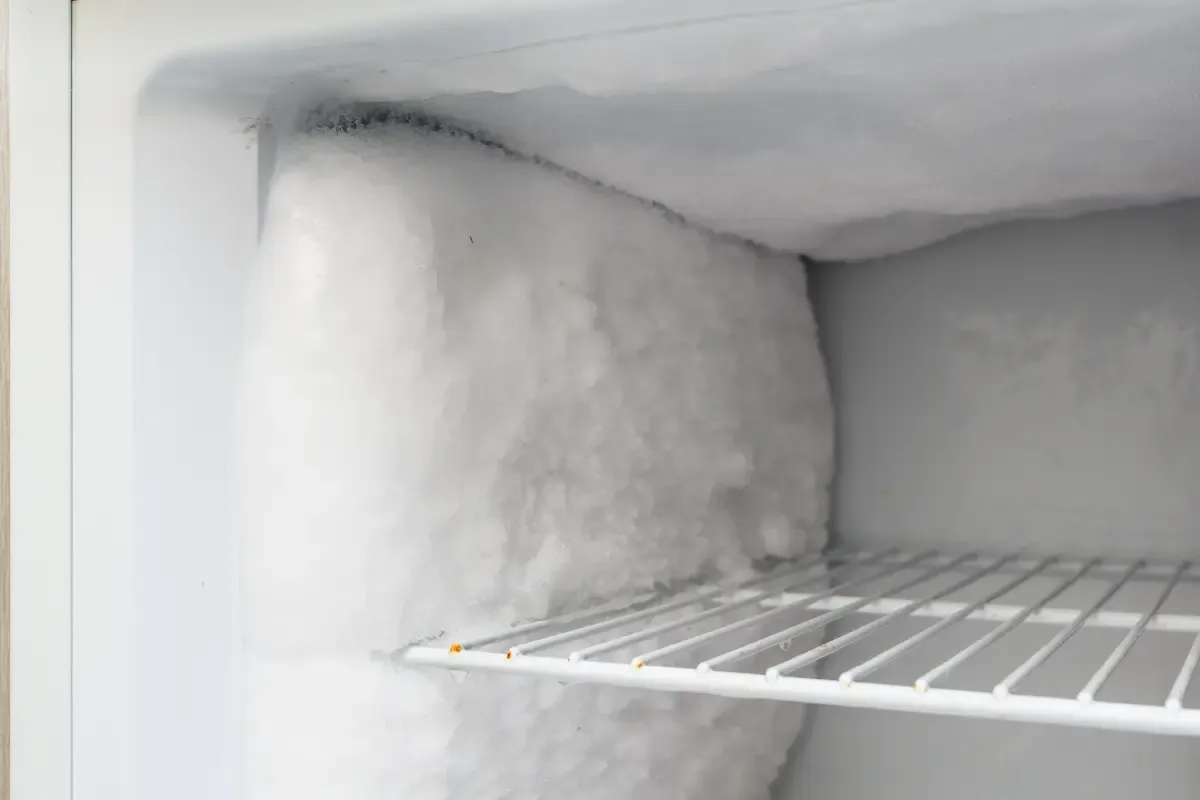 O truque simples para remover o acúmulo de gelo no congelado
