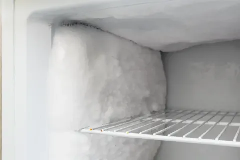 O truque simples para remover o acúmulo de gelo no congelador