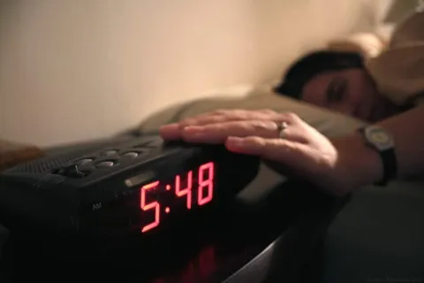 O verdadeiro motivo pelo qual você frequentemente acorda nat