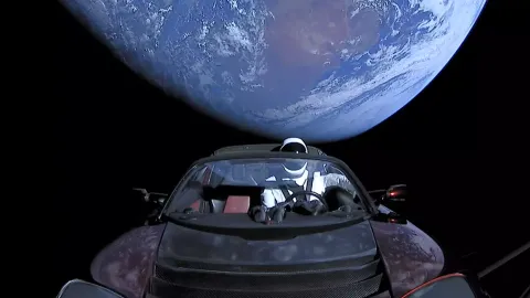 Onde está o Tesla de Elon Musk agora, após ele tê-lo lançado