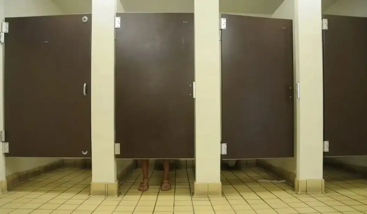 Os verdadeiros motivos por trás das portas de banheiros públ