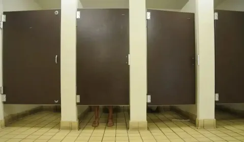 Os verdadeiros motivos por trás das portas de banheiros públ